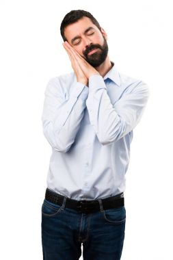 Uyku jest yapma sakallı yakışıklı adam