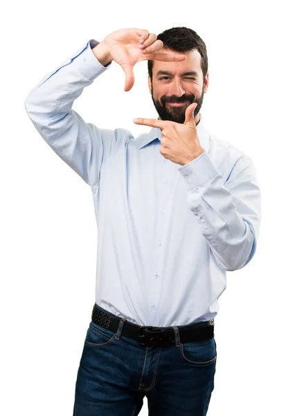 Hombre guapo con barba enfocándose con los dedos —  Fotos de Stock