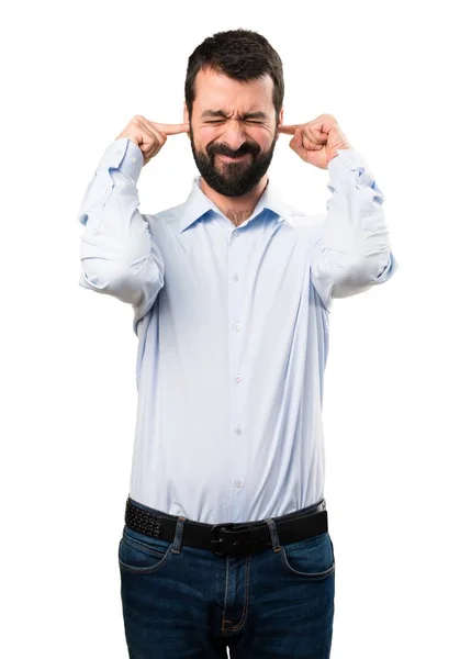 Knappe man met baard die betrekking hebben op zijn oren — Stockfoto