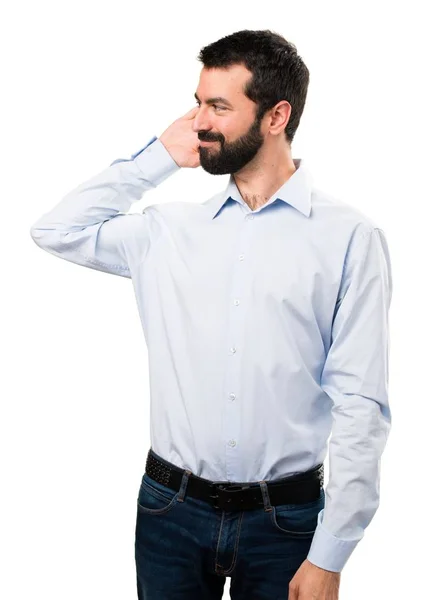 Knappe man met baard iets luisteren — Stockfoto