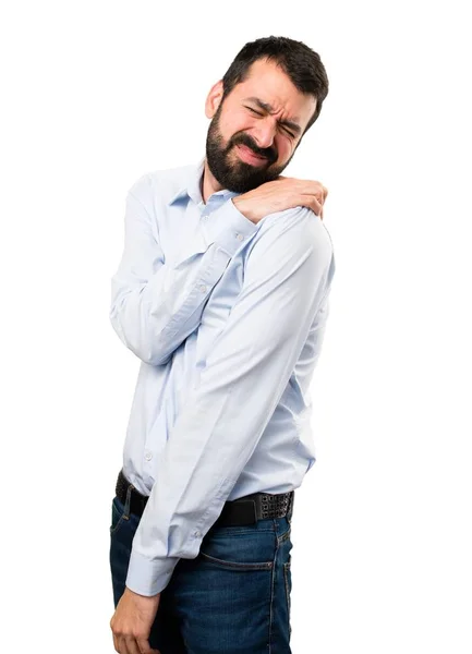 Pohledný muž s vousy s bolesti ramen — Stock fotografie