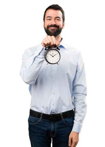 Счастливый красавчик с бородой держит винтажные часы — стоковое фото