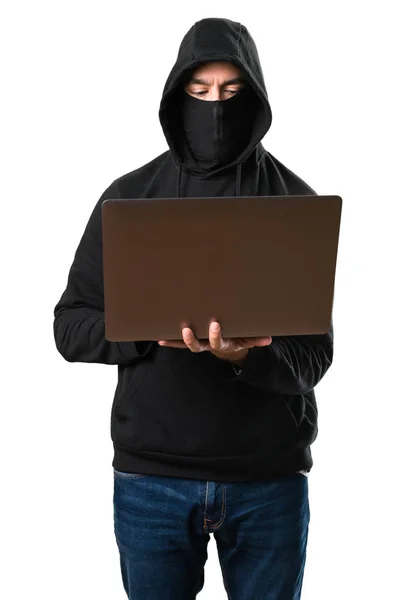 Хакер з його комп'ютера на ізольованих білим тлом — стокове фото