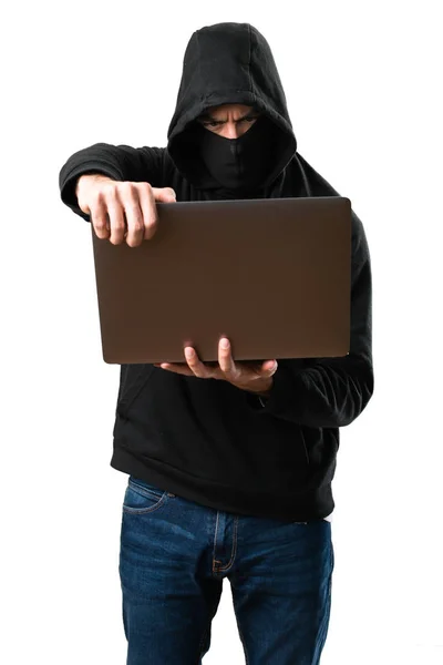 Gefrustreerd hacker zijn computer op geïsoleerde witte achtergrond — Stockfoto