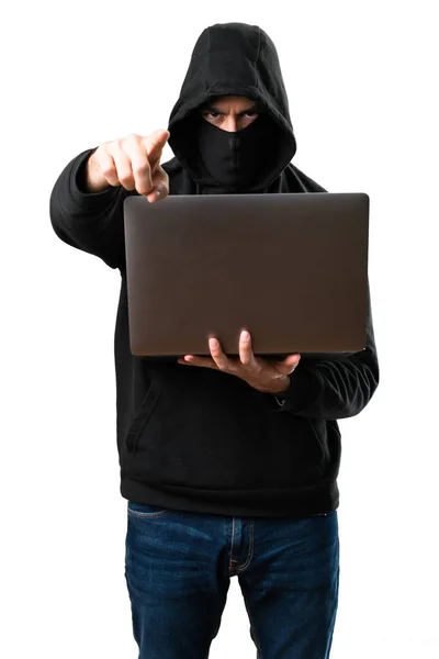 Hacker med sin computer pegende mod fronten på isoleret hvid - Stock-foto