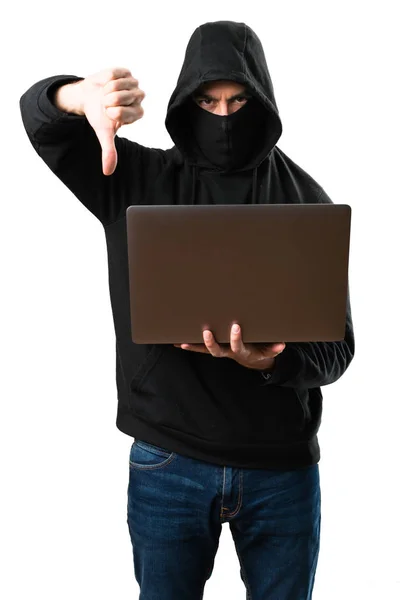 Hacker zijn computer slecht signaal maken op geïsoleerde witte bac — Stockfoto