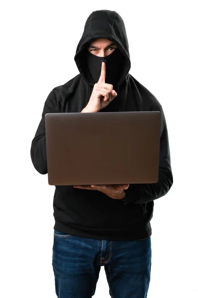 Hacker mit seinem Computer, der Schweigegegeste auf isoliertem Whitit macht — Stockfoto