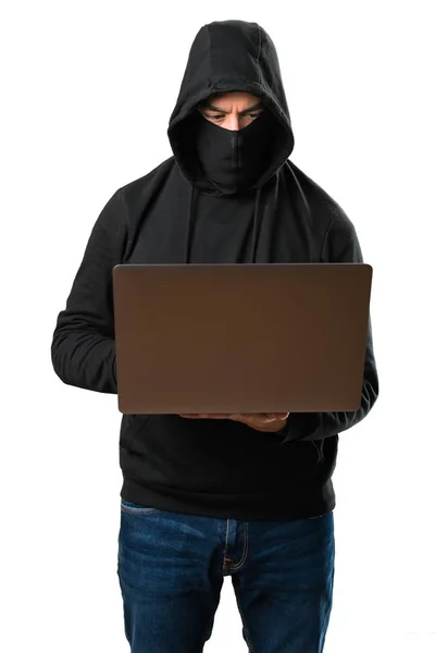 Hacker mit seinem Computer auf isoliertem weißen Hintergrund — Stockfoto