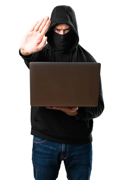 Hacker med sin computer gør stop tegn på isoleret hvid ryg - Stock-foto