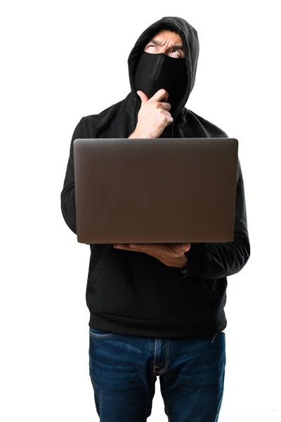 Хакер с компьютером думает на изолированном белом фоне — стоковое фото