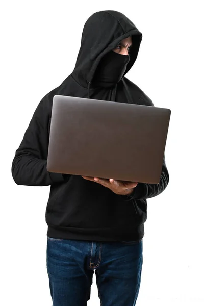 Pirate avec son ordinateur regardant latéralement sur le dos blanc isolé — Photo