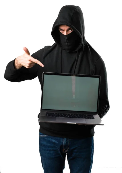 Hacker med sin computer på isoleret hvid baggrund - Stock-foto