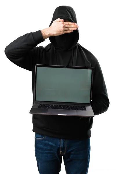 Hacker z jego komputera, ukrywszy twarz na na białym tle biały bac — Zdjęcie stockowe