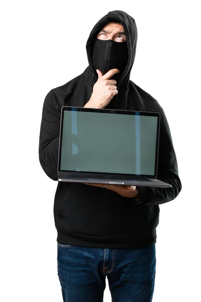 Hacker z jego myślenia komputer na na białym tle — Zdjęcie stockowe