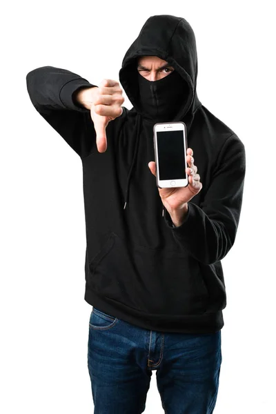 Hacker z jego mobilnych co zły sygnał na na białym tle liczby biały — Zdjęcie stockowe