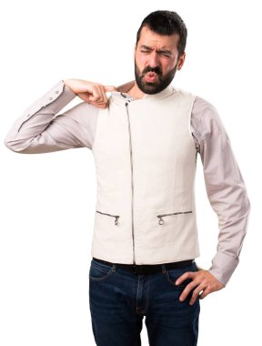 Yelek ile izole beyaz zemin üzerine ateş ile yakışıklı