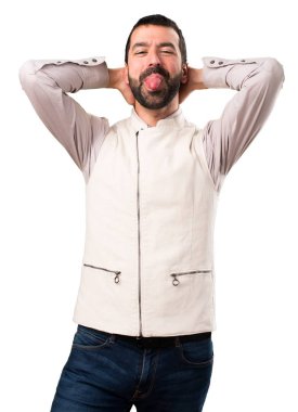 İzole beyaz zemin üzerine espri yelek ile yakışıklı adam