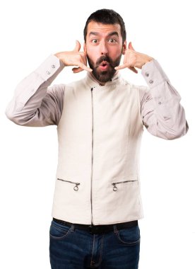 Beyaz arka plan yakışıklı telefon jest yapma yelek ile izole