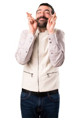 Yelek parmaklarıyla izole beyaz arka plan üzerinde geçiş ile yakışıklı adam