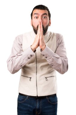 İzole beyaz arka plan üzerinde yalvaran yelek ile yakışıklı adam