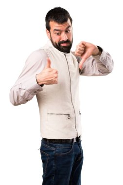 İyi-kötü işaret izole beyaz arka plan üzerinde yapma yelek ile yakışıklı adam