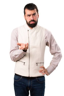 Yelek izole beyaz arka plan üzerinde yorgun yakışıklı adam