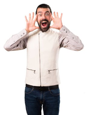 Beyaz arka plan ile sürpriz bir jest yapma yelek yakışıklı adam izole