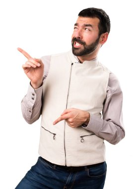 İzole beyaz arka plan üzerinde dans yelek ile yakışıklı adam