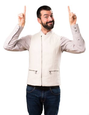 İzole beyaz arka plan üzerinde yukarıyı yelek ile yakışıklı adam