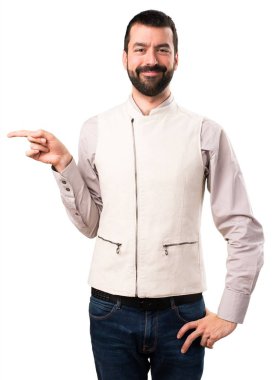 Lateral izole beyaz zemin üzerine işaret yelek ile yakışıklı adam