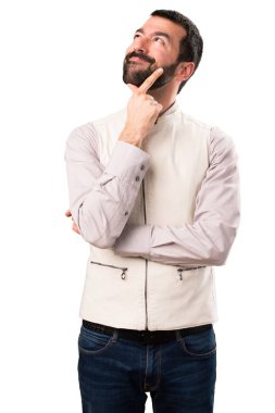 Yelek düşünce izole beyaz arka plan ile yakışıklı adam