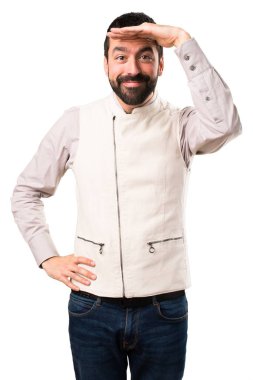 Bir şey izole beyaz arka plan üzerinde gösterilen yelek ile yakışıklı adam