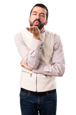 İzole beyaz arka plan üzerinde bir öpücük gönderme yelek ile yakışıklı adam