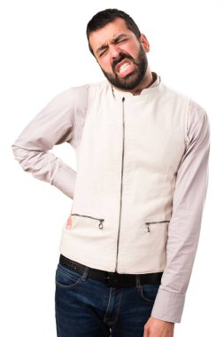 İzole beyaz zemin üzerine sırt ağrısı ile yelek ile yakışıklı adam