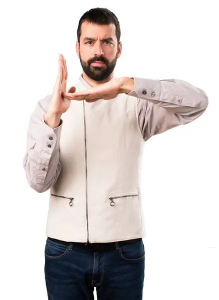 英俊的男子与背心制作超时手势在孤立的白色背景 — 图库照片