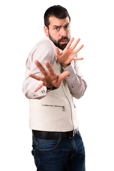 Knappe man met vest geen gebaar maken op geïsoleerde witte achtergrond — Stockfoto