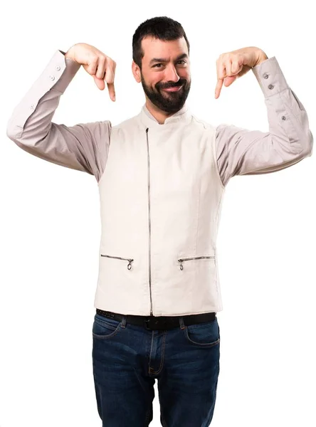 Hombre guapo con chaleco apuntando hacia abajo sobre fondo blanco aislado —  Fotos de Stock