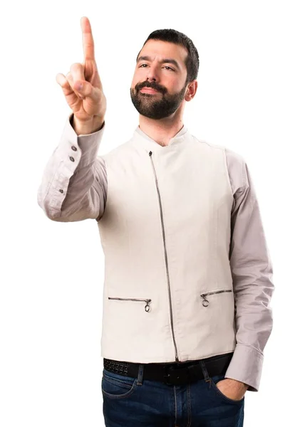 Bel homme avec gilet tactile sur écran transparent sur fond blanc isolé — Photo