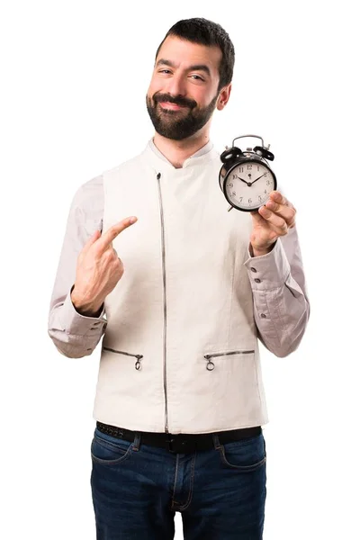 Красивый мужчина в жилете держит часы на изолированном белом фоне — стоковое фото
