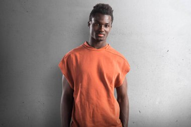 Dokulu arka plan üzerinde poz yakışıklı zenci