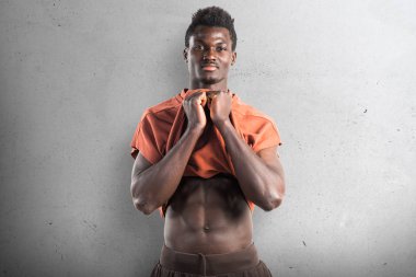 Studio dokulu arka plan üzerinde poz güçlü siyah adam