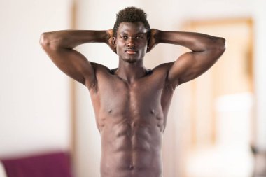 Studio poz güçlü siyah adam