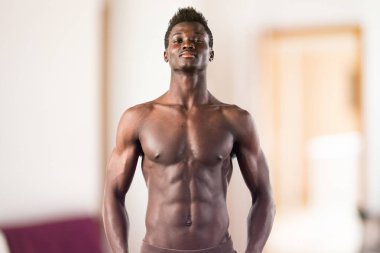 Studio poz güçlü siyah adam