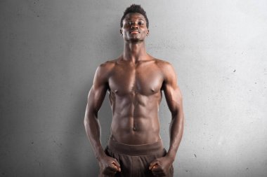 Studio dokulu arka plan üzerinde poz güçlü siyah adam