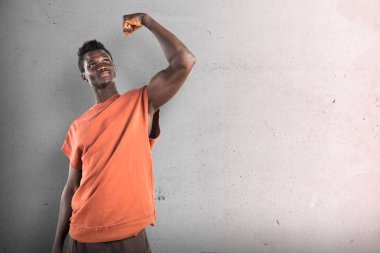 Şanslı yakışıklı zenci dokulu arka plan üzerinde