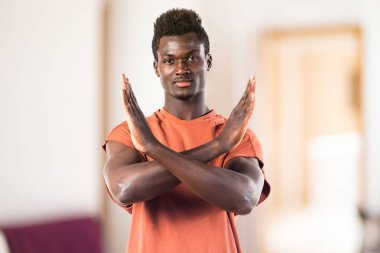 Hiçbir hareketi yapan yakışıklı siyah erkek