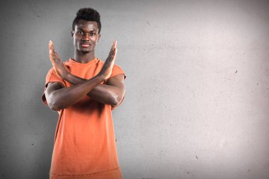 Dokulu arka plan üzerinde bir jest yapan yakışıklı siyah erkek