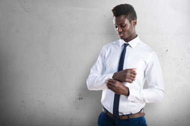 Yakışıklı iş siyah adamı dokulu arka plan üzerinde