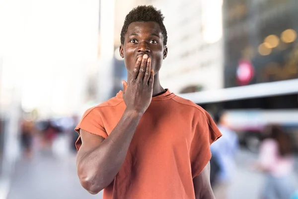Bonito homem negro fazendo gesto surpresa — Fotografia de Stock