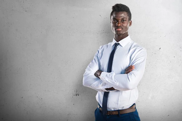 Bonito homem negro de negócios no fundo texturizado — Fotografia de Stock